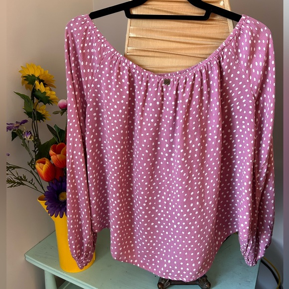 Polka dot over the shoulder / wide neck top - Picture 3 of 7